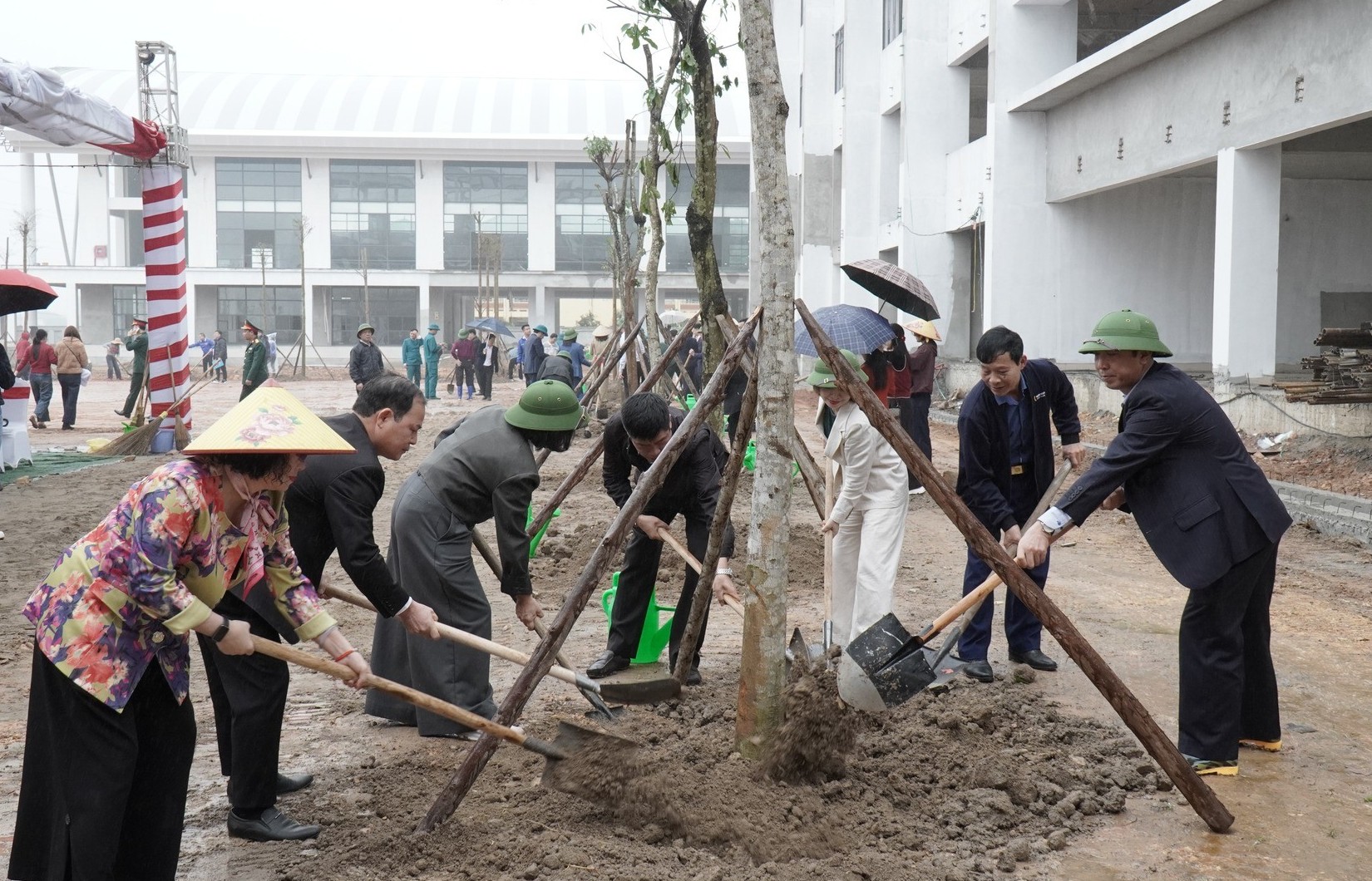 Rộn ràng ngày hội Tết trồng cây