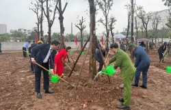 Phường Long Biên phát động trồng mới trên 400 cây xanh đô thị trong năm 2026
