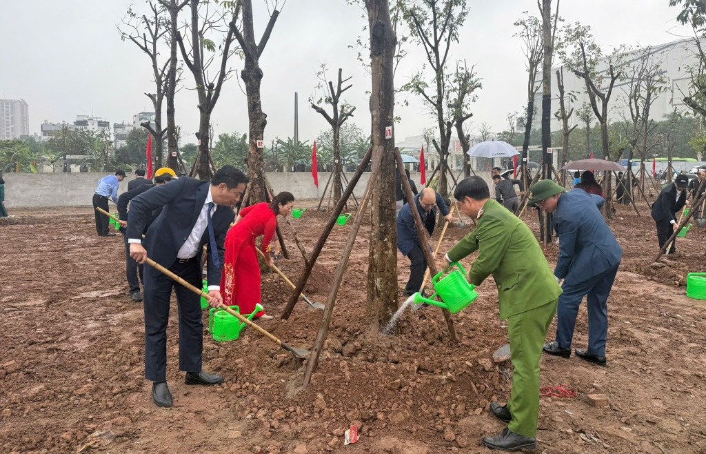 Phường Long Biên phát động trồng mới trên 400 cây xanh đô thị trong năm 2026