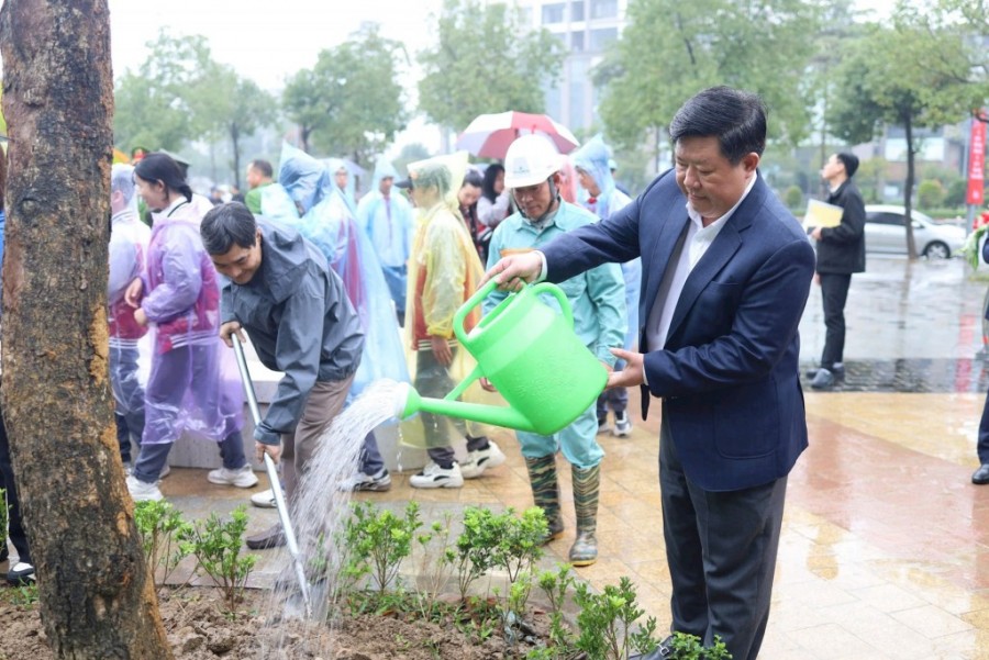 Đông đảo cán bộ, đảng viên và nhân dân phường Tây Hồ tham gia trồng cây ngay sau lễ phát động. Ảnh: Trung Nguyên