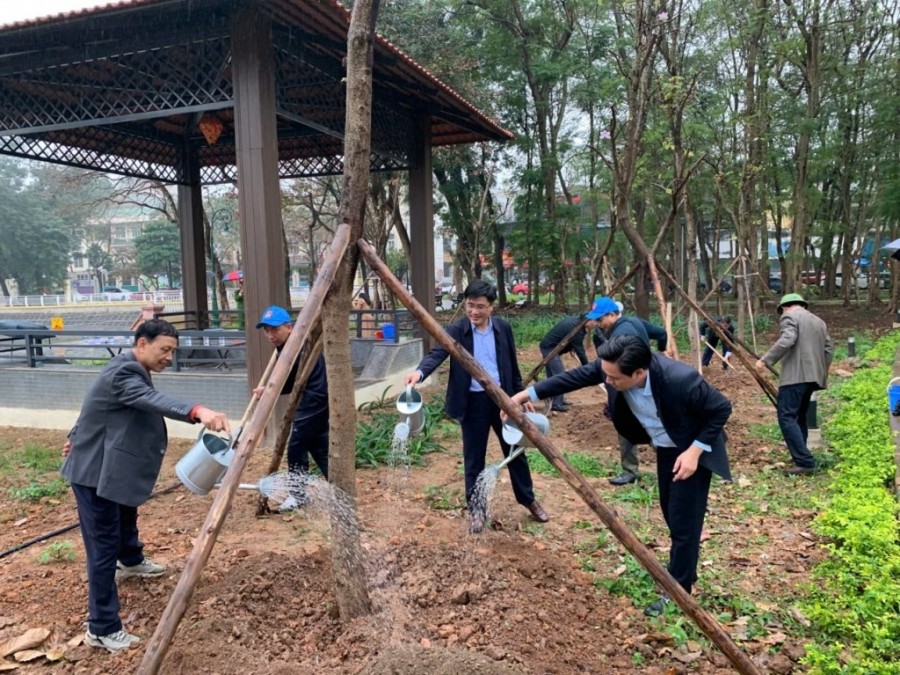 Lãnh đạo và cán bộ, công chức phường Nghĩa Đô tham gia trồng cây xanh. Ảnh: PV