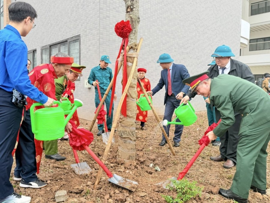 Lãnh đạo phường Định Công cùng các bậc cao niên và các lực lượng tham gia trồng cây. Ảnh: ĐC