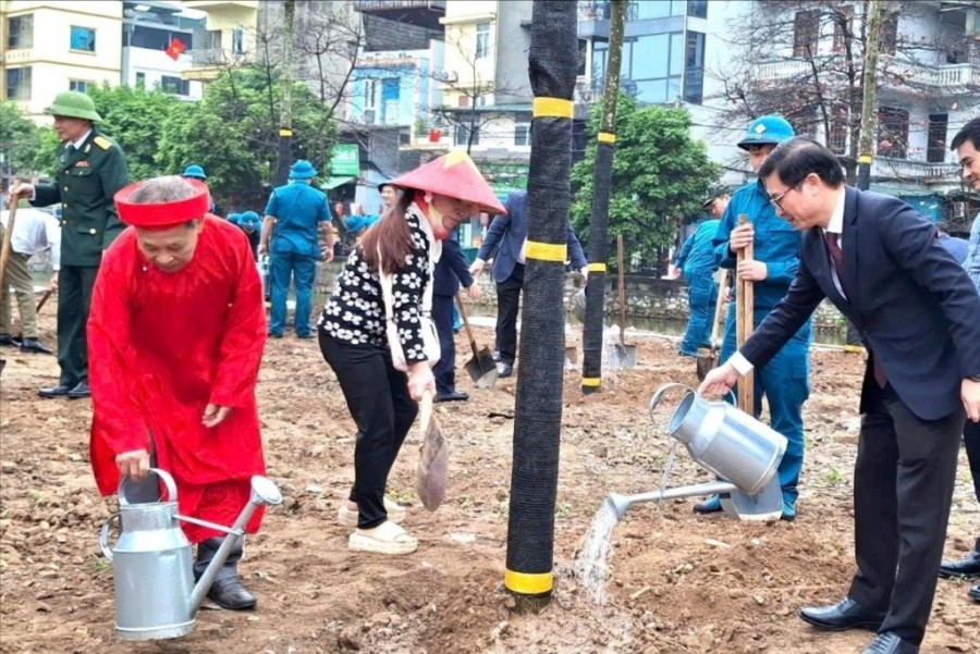 Lãnh đạo phường Hoàng Liệt cùng các bậc cao niên tham gia trồng cây. Ảnh: Hiền Chi