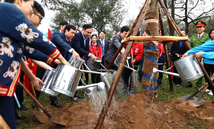 Lãnh đạo phường Yên Sở thực hiện nghi thức trồng cây tại buổi lễ. ảnh PV