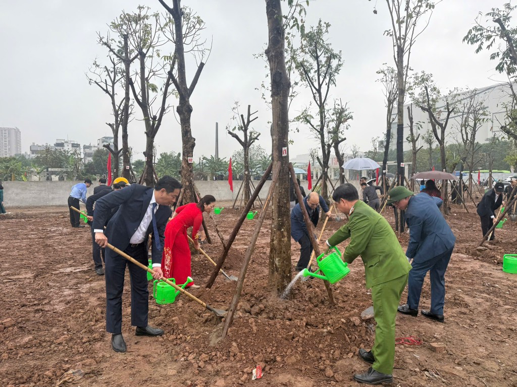 Phường Long Biên phát động trồng mới trên 400 cây xanh đô thị trong năm 2026 Phường Long Biên phát động trồng mới trên 400 cây xanh đô thị trong năm 2026