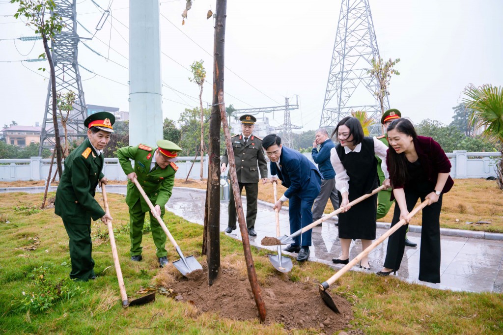 Phường Đông Ngạc lan tỏa khí thế đầu xuân qua Tết trồng cây “Đời đời nhớ ơn Bác Hồ” xuân Bính Ngọ 2026