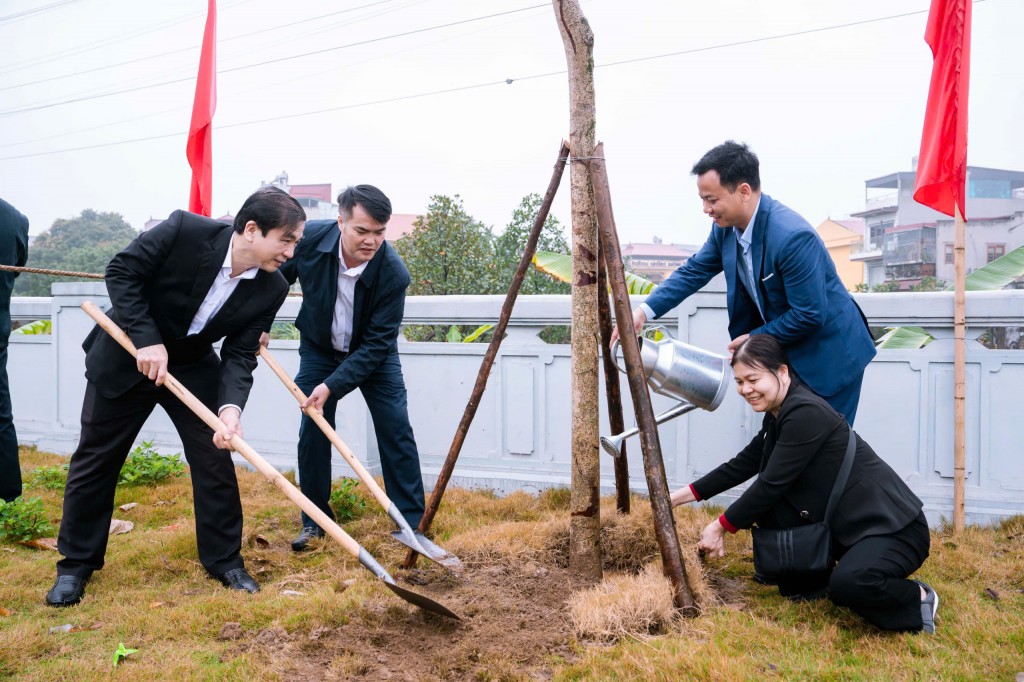 Phường Đông Ngạc lan tỏa khí thế đầu xuân qua Tết trồng cây “Đời đời nhớ ơn Bác Hồ” xuân Bính Ngọ 2026