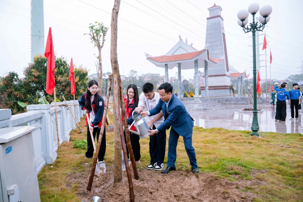 Phường Đông Ngạc lan tỏa khí thế đầu xuân qua Tết trồng cây “Đời đời nhớ ơn Bác Hồ” xuân Bính Ngọ 2026