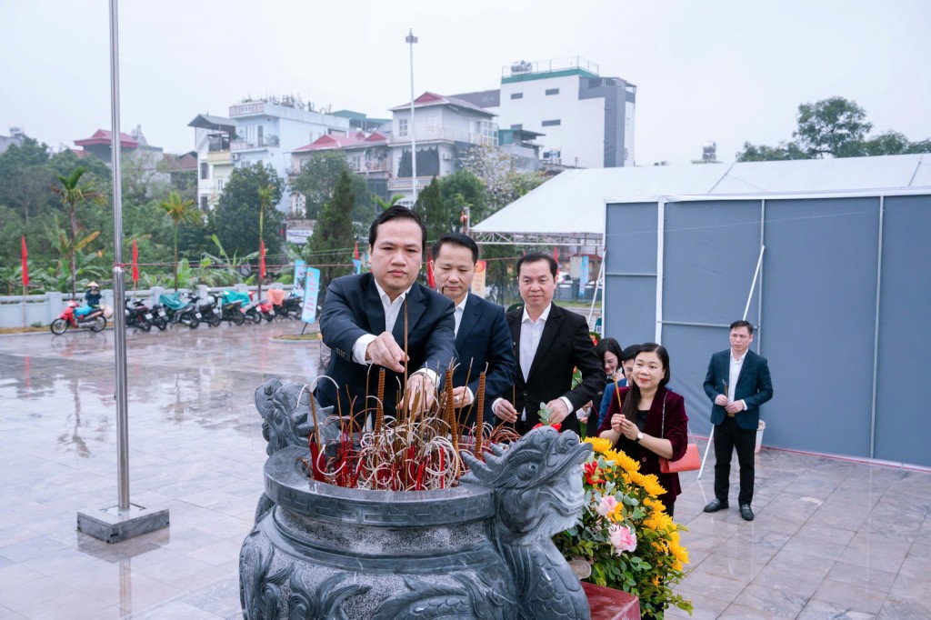 Các đồng chí Thường trực, Ban Thường vụ Đảng ủy dâng hương, dâng hoa tưởng niệm các anh hùng Liệt sĩ tại Đài tưởng niệm Liệt sĩ Thụy Phương