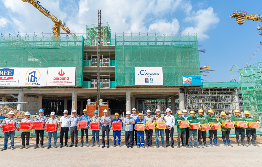 Phó Thủ tướng chụp ảnh lưu niệm với lực lượng thi công tại công trường APEC Phú Quốc. Phó Thủ tướng chụp ảnh lưu niệm với lực lượng thi công tại công trường APEC Phú Quốc.