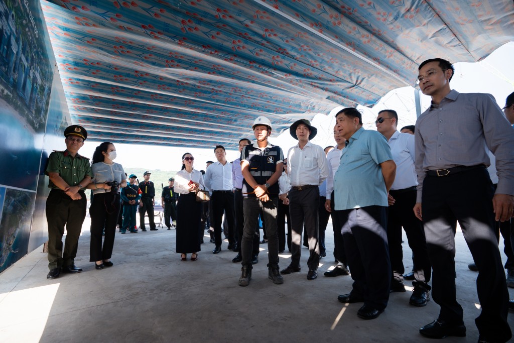 Phó thủ tướng Nguyễn Chí Dũng kiểm tra thực tế dự án phục vụ APEC 2027 tại Phú Quốc. Phó thủ tướng Nguyễn Chí Dũng kiểm tra thực tế dự án phục vụ APEC 2027 tại Phú Quốc.