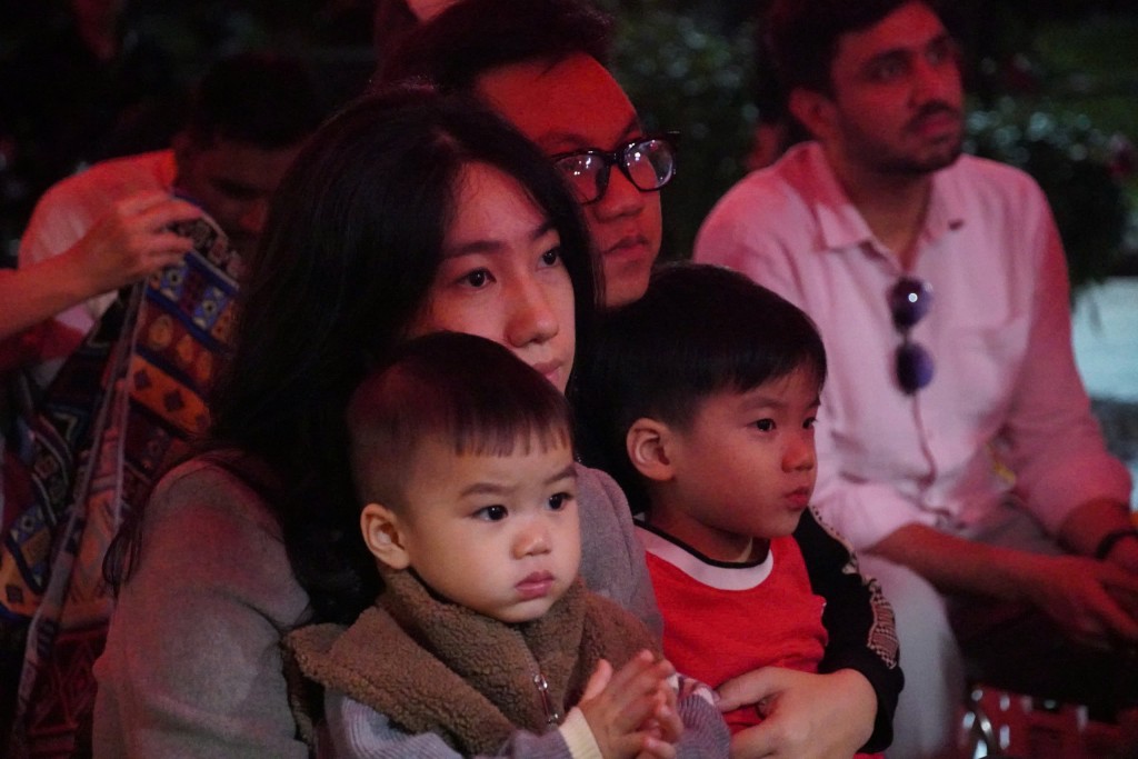 Khán giả nhiều lứa tuổi chăm chú theo dõi chương trình