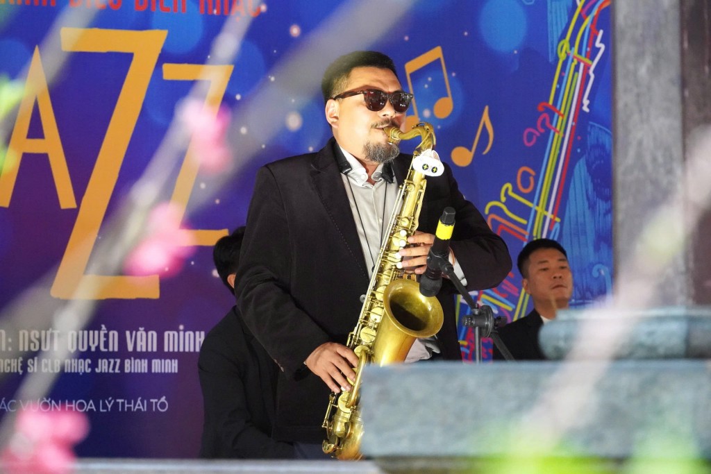 Âm nhạc cuối tuần lan tỏa sắc xuân bên hồ Gươm