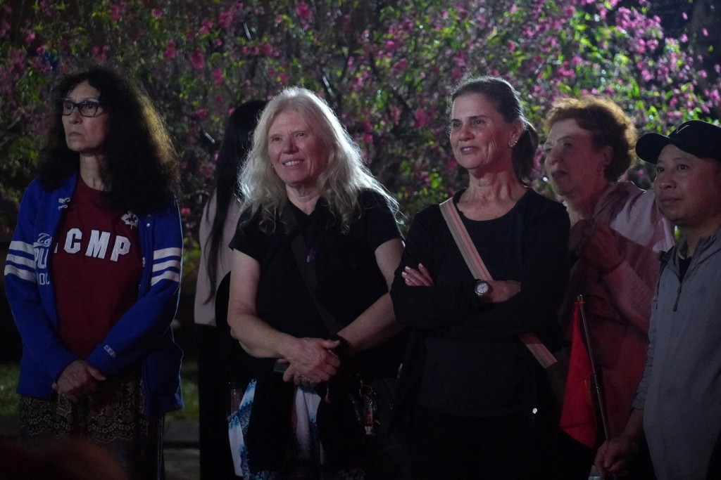 Du khách nước ngoài cũng say mê những giai điệu truyền thống