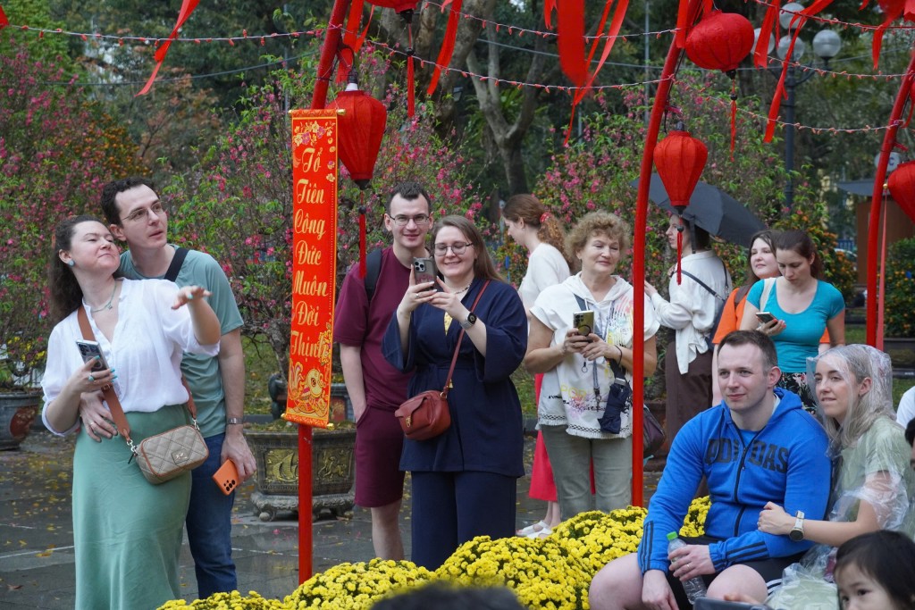 Đông đảo khán giả đến với chương trình