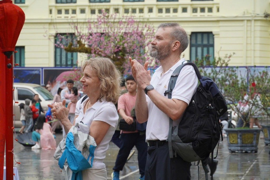 Những tràng pháo tay tiếp thêm động lực cho các nghệ sĩ