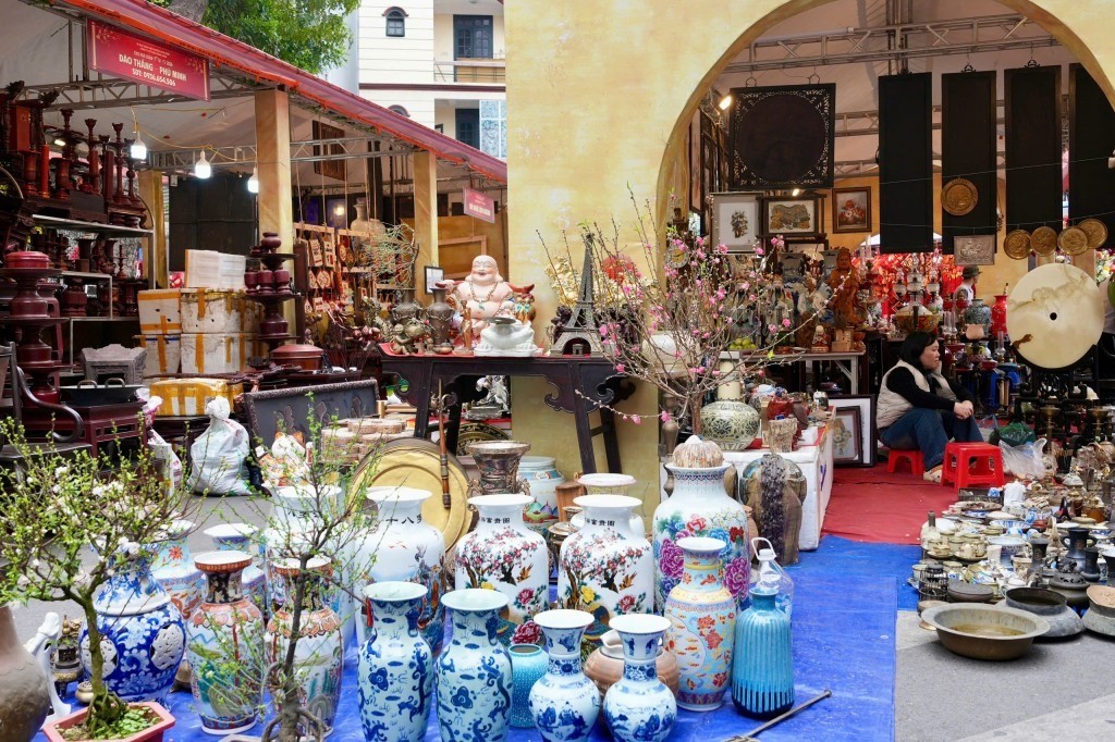 Người dân Thủ đô và du khách được hòa mình vào không khí Tết cổ truyền đầy bản sắc (Ảnh: H.T)