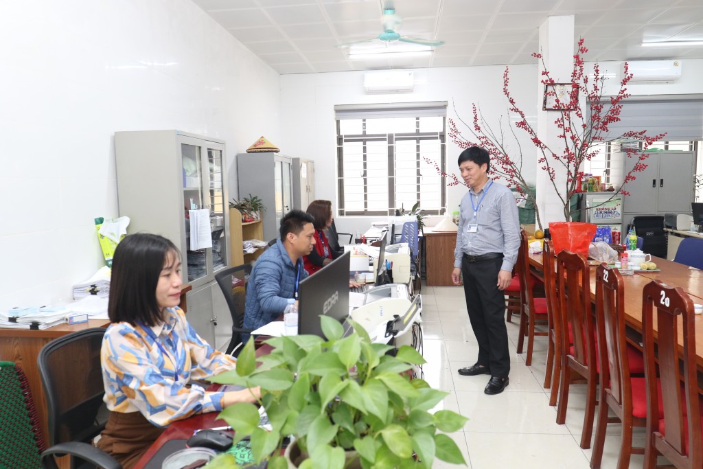 Phó Chủ tịch UBND xã Hồng Vân Uông Đình Hưng kiểm tra hoạt động của các phòng, ban sáng 23/2. Ảnh: Vũ Cường Phó Chủ tịch UBND xã Hồng Vân Uông Đình Hưng kiểm tra hoạt động của các phòng, ban sáng 23/2. Ảnh: Vũ Cường