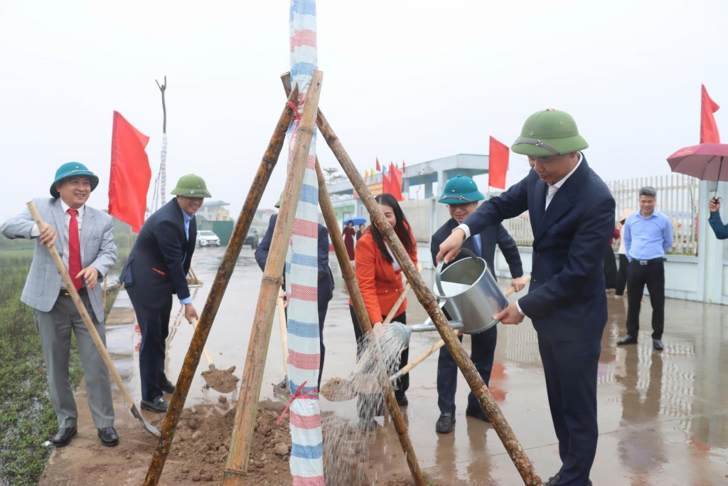 Lãnh đạo xã Phú Xuyên tham gia Tết trồng cây. Ảnh: UBND xã Phú Xuyên. Lãnh đạo xã Phú Xuyên tham gia Tết trồng cây. Ảnh: UBND xã Phú Xuyên.