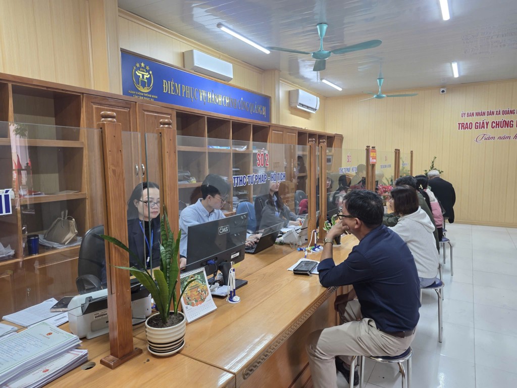 Người dân đến bộ phận một cửa sáng ngày làm việc đầu tiên sau kỳ nghỉ Tết Nguyên đán Người dân đến bộ phận một cửa sáng ngày làm việc đầu tiên sau kỳ nghỉ Tết Nguyên đán