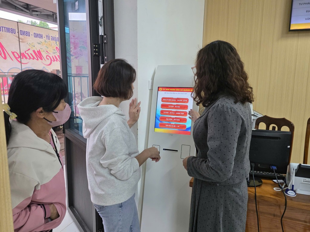 Người dân dược hướng dẫn tận tình khi đến làm thủ tục hành chính Người dân dược hướng dẫn tận tình khi đến làm thủ tục hành chính