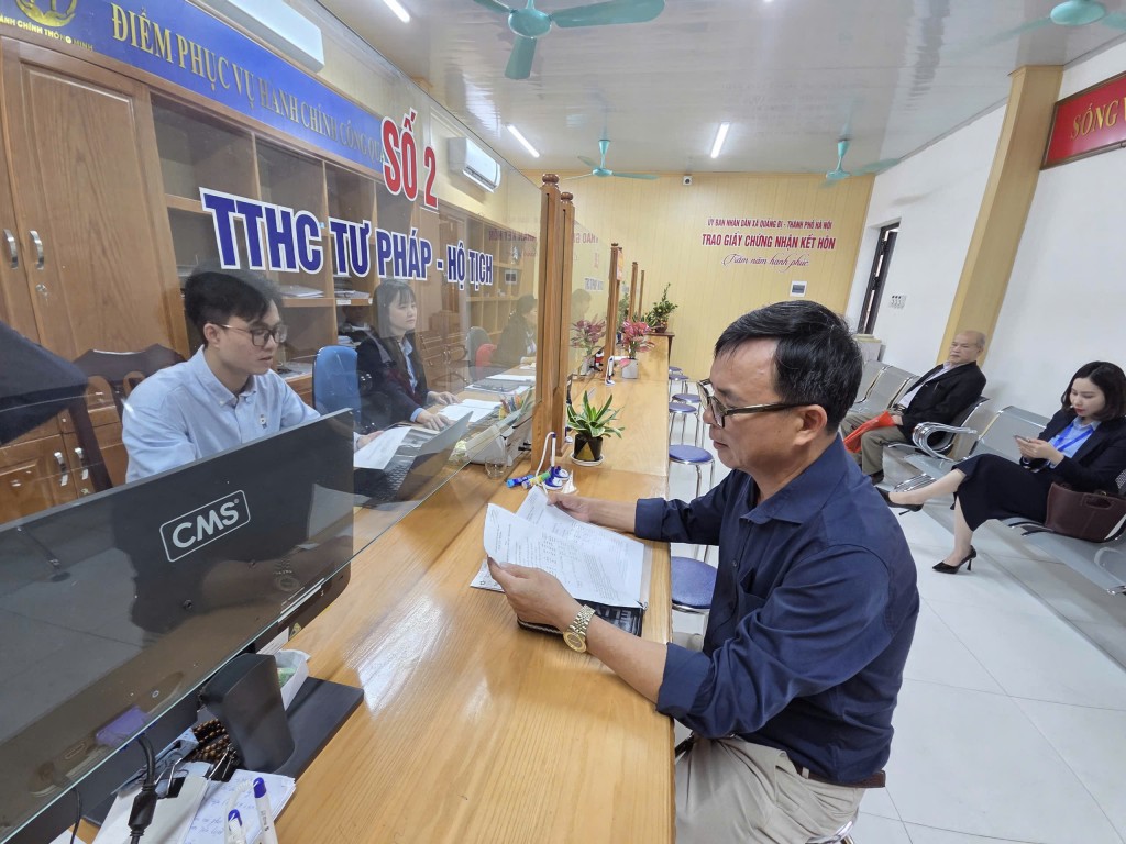 Ông Hà Viết Thịnh chia sẻ với phóng viên Ông Hà Viết Thịnh chia sẻ với phóng viên