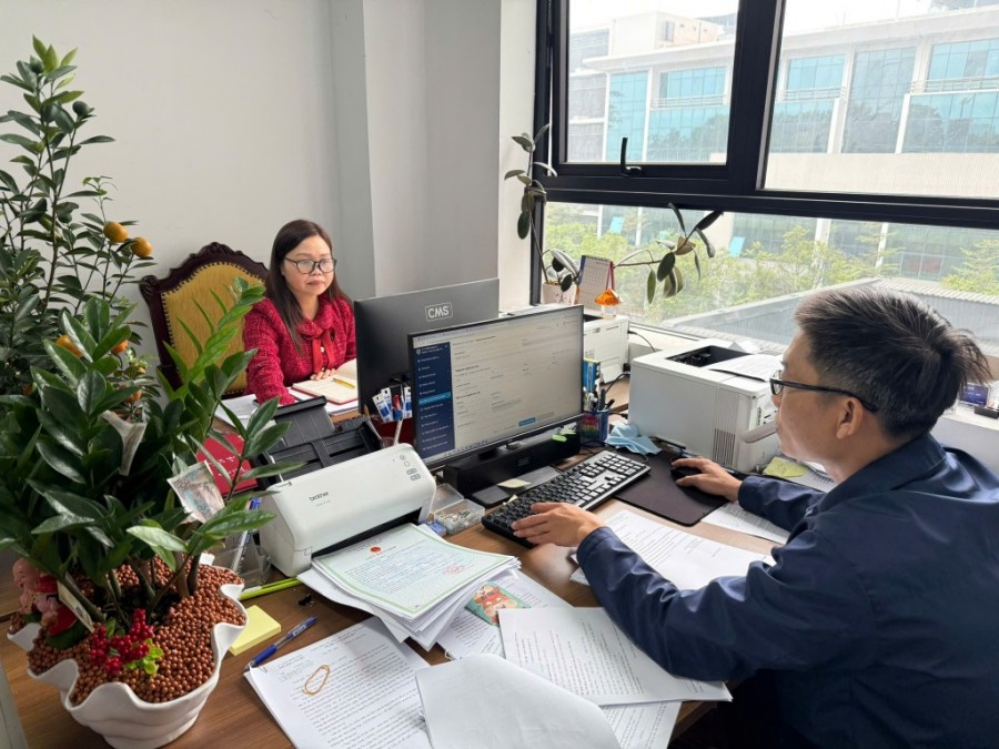 Anh Huy và đồng nghiệp tích cực xử lý công việc ngay ngày đầu làm việc. Ảnh: Hoa Thành