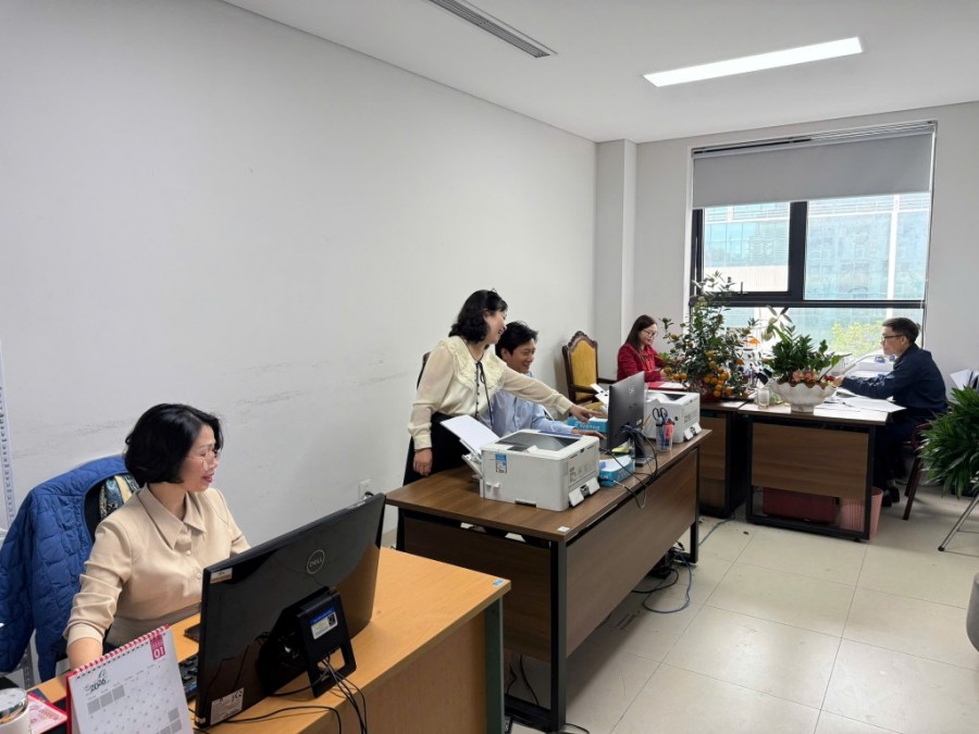 Không khí làm việc tại bộ phận văn phòng của phường Tây Hồ trong ngày đầu làm việc. Ảnh: Hoa Thành