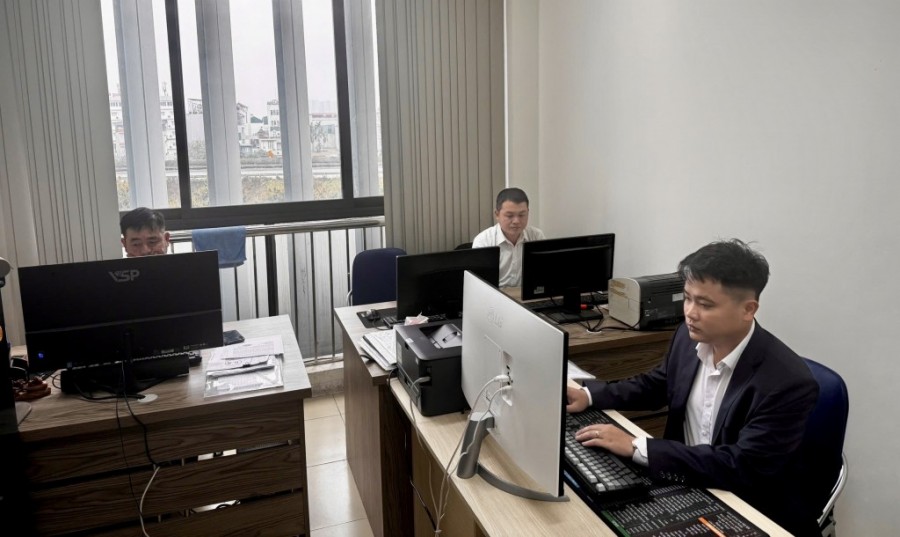 Không khí làm việc nghiêm túc tại Phòng Kinh tế, Hạ tầng và Đô thị phường Lĩnh Nam. Ảnh: Quốc Đạt