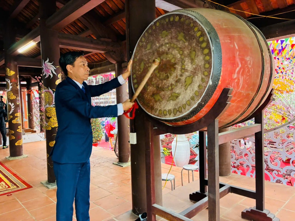 Bí thư Đảng ủy xã Đoài Phương Nguyễn Quang Hán đánh trống khai hội. Ảnh: UBND xã Đoài Phương.