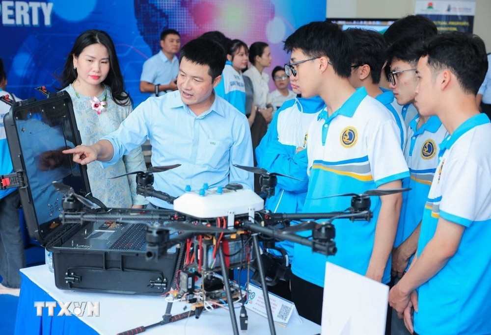 Sinh viên tham quan gian trưng bày sản phẩm khoa học công nghệ. (Ảnh: TTXVN)