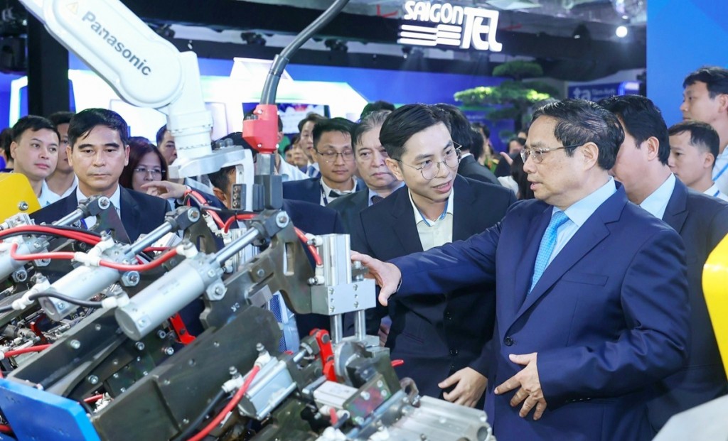 Thủ tướng Chính phủ Phạm Minh Chính tham quan các gian hàng tại Triển lãm quốc tế Đổi mới sáng tạo Việt Nam năm 2023 (VIIE 2023)_Ảnh: TTXVN