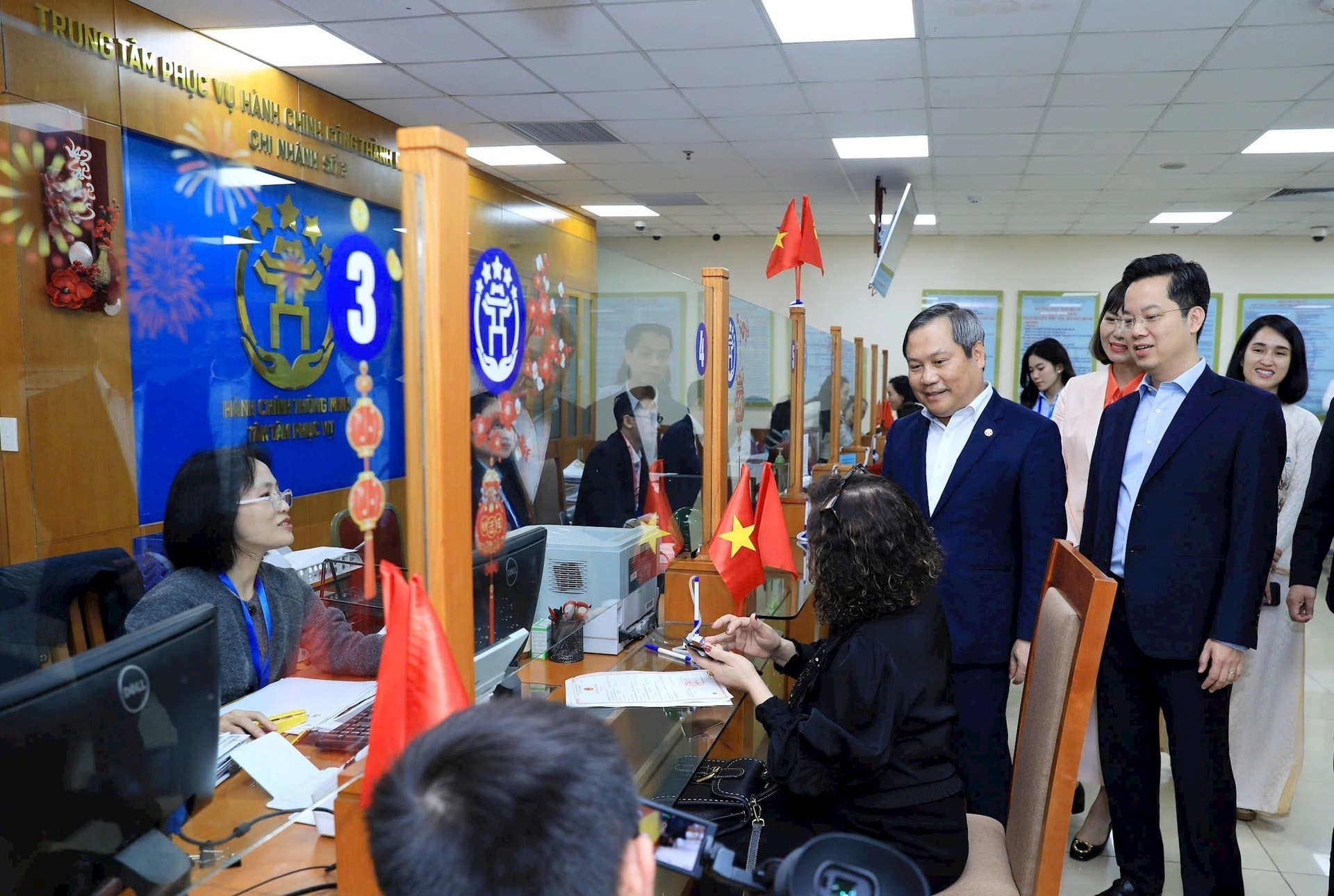 Chủ tịch UBND thành phố Hà Nội Vũ Đại Thắng kiểm tra công vụ tại phường Hoàn Kiếm.