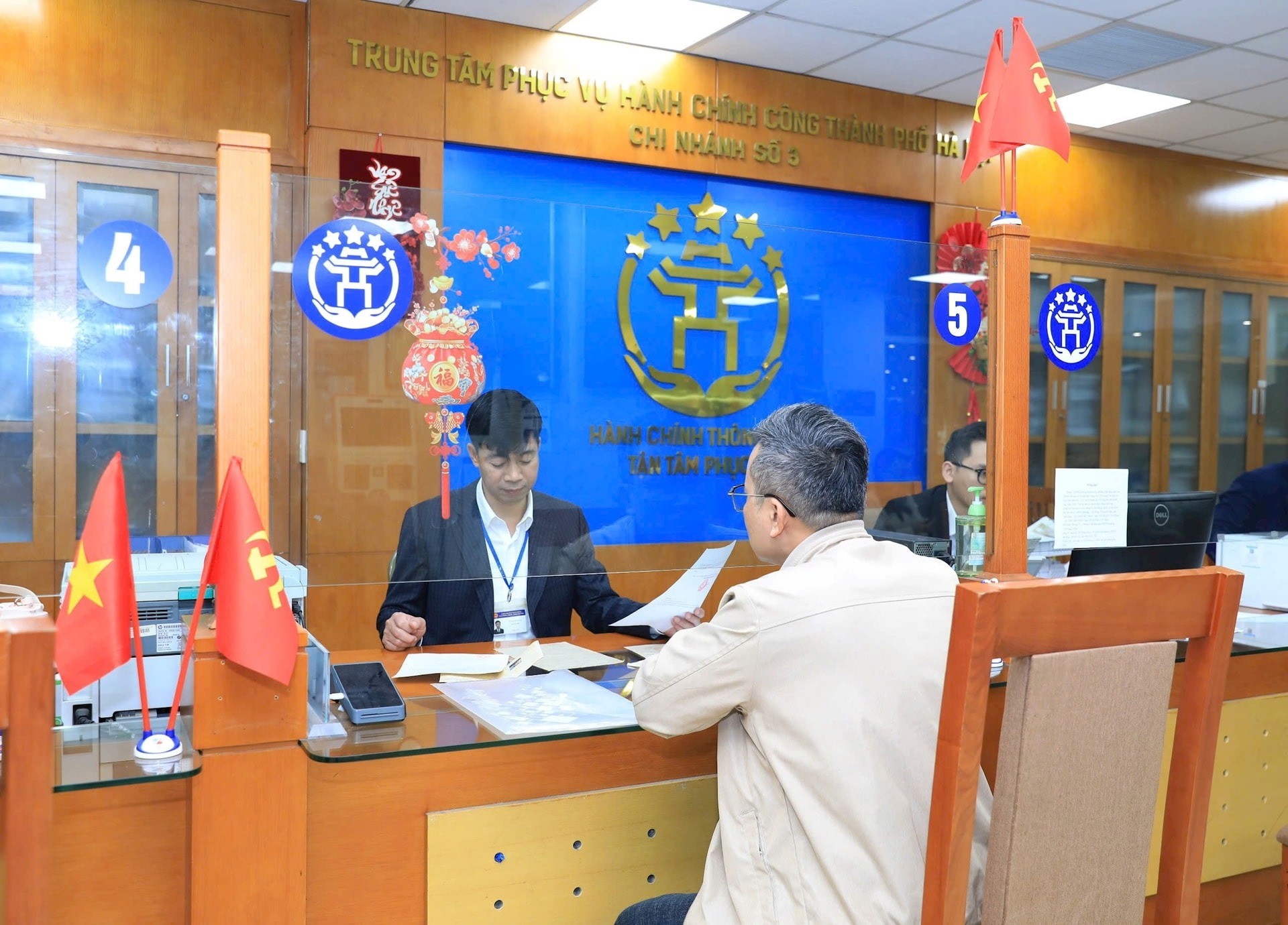 Chủ tịch UBND thành phố Vũ Đại Thắng: Giải quyết thủ tục kịp thời, tận tâm phục vụ nhân dân ngay từ những ngày đầu xuân