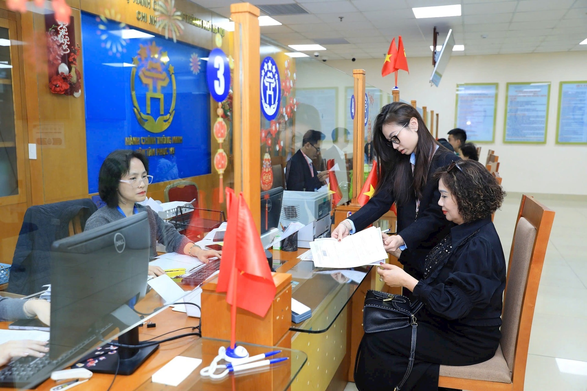 Người dân đến giải quyết thủ tục hành chính tại Trung tâm Phục vụ hành chính công thành phố Hà Nội - Chi nhánh số 3. Ảnh: Đình Hiệp