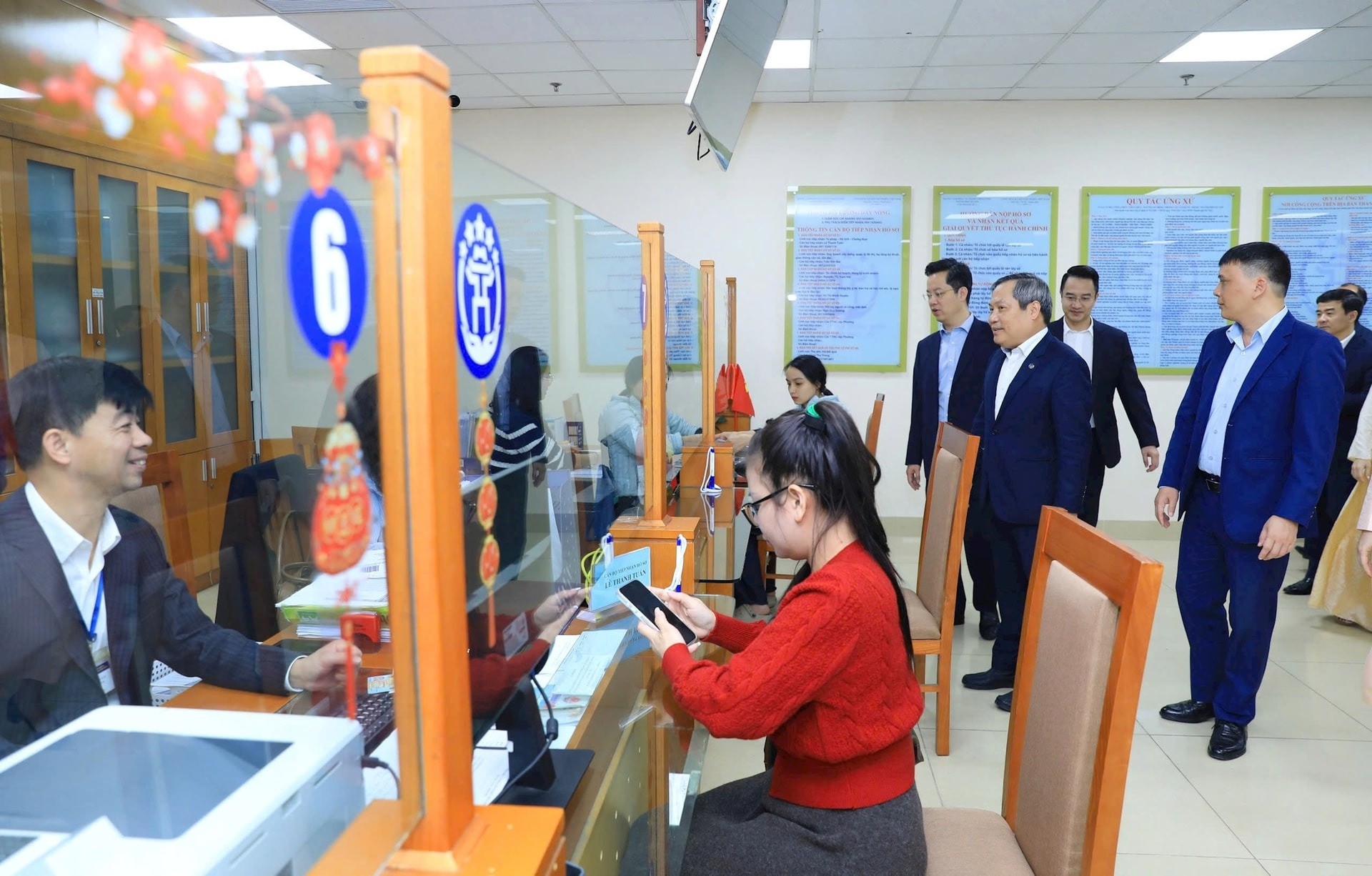 Người dân đến giải quyết thủ tục hành chính tại Trung tâm Phục vụ hành chính công thành phố Hà Nội - Chi nhánh số 3. Ảnh: Đình Hiệp