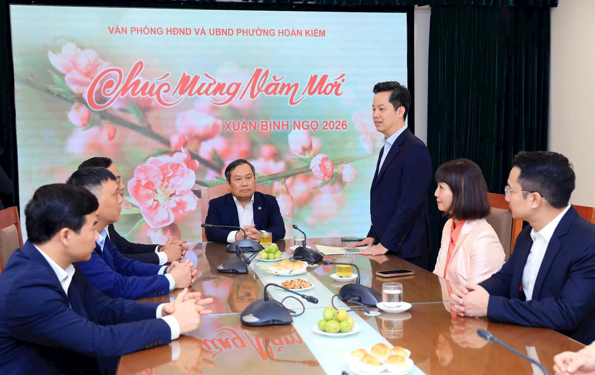 Lãnh đạo phường Hoàn Kiếm báo cáo với đoàn công tác của thành phố. Ảnh: ĐÌnh Hiệp