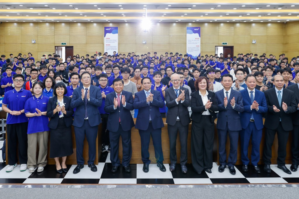 Thủ tướng cùng các nhà giáo và sinh viên Đại học Công nghệ Hà Nội - Ảnh: VGP/Nhật Bắc Thủ tướng cùng các nhà giáo và sinh viên Đại học Công nghệ Hà Nội - Ảnh: VGP/Nhật Bắc