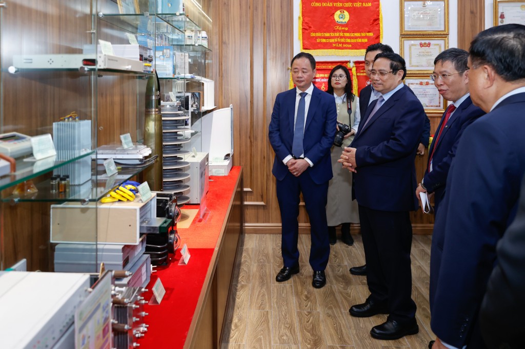 Thủ tướng thăm phòng Truyền thống của Viện Vật liệu xây dựng - Ảnh: VGP/Nhật Bắc Thủ tướng thăm phòng Truyền thống của Viện Vật liệu xây dựng - Ảnh: VGP/Nhật Bắc