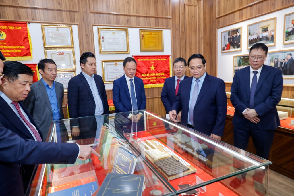 Thủ tướng thăm phòng Truyền thống của Viện Vật liệu xây dựng - Ảnh: VGP/Nhật Bắc Thủ tướng thăm phòng Truyền thống của Viện Vật liệu xây dựng - Ảnh: VGP/Nhật Bắc