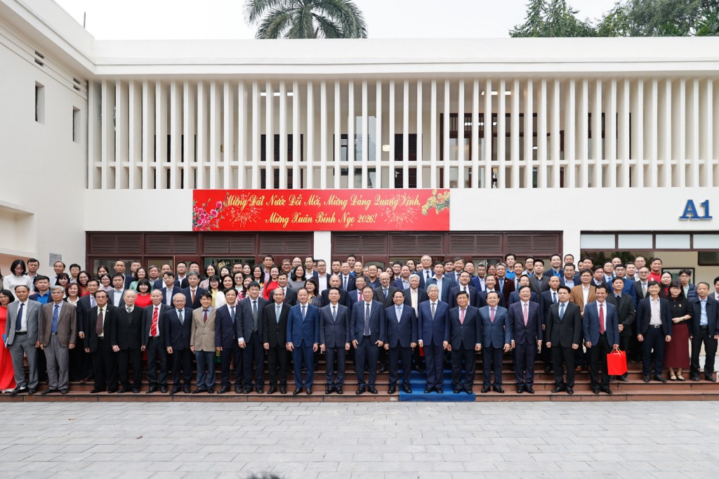 Thủ tướng chụp ảnh lưu niệm cùng các đại biểu - Ảnh: VGP/Nhật Bắc Thủ tướng chụp ảnh lưu niệm cùng các đại biểu - Ảnh: VGP/Nhật Bắc