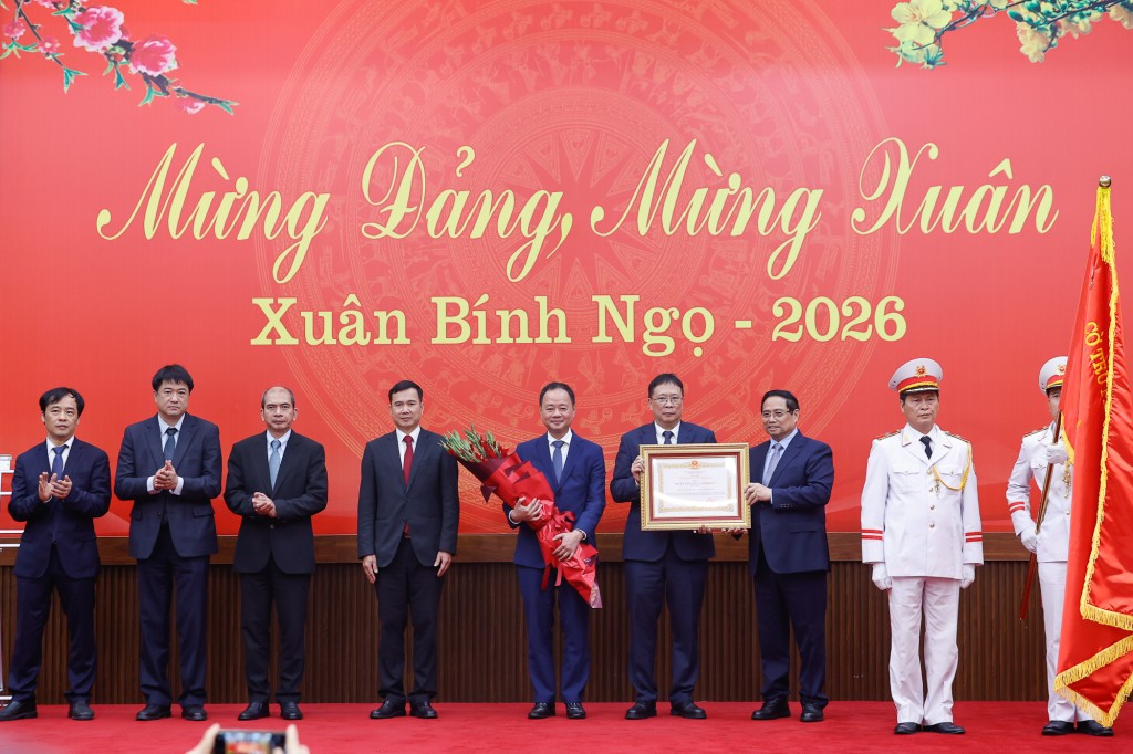 Thủ tướng Phạm Minh Chính thay mặt lãnh đạo Đảng, Nhà nước trao bằng chứng nhận Huân chương Lao động hạng Nhất tặng Viện Hàn lâm Khoa học và Công nghệ Việt Nam - Ảnh: VGP/Nhật Bắc Thủ tướng Phạm Minh Chính thay mặt lãnh đạo Đảng, Nhà nước trao bằng chứng nhận Huân chương Lao động hạng Nhất tặng Viện Hàn lâm Khoa học và Công nghệ Việt Nam - Ảnh: VGP/Nhật Bắc