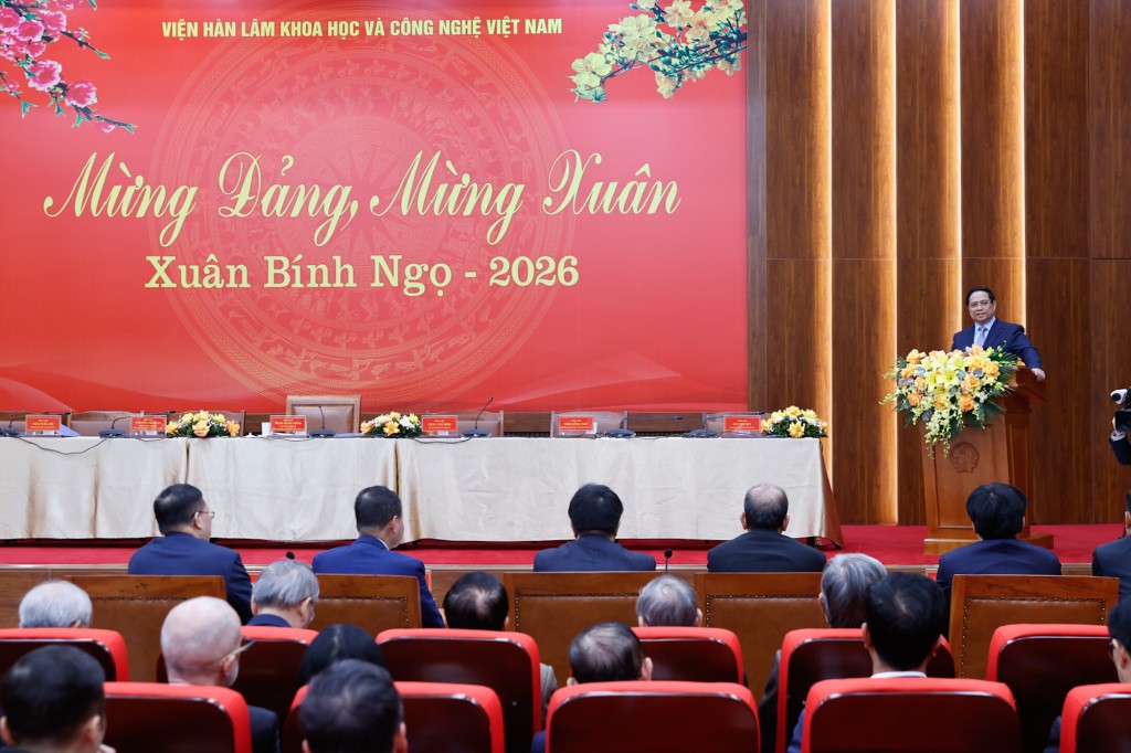 Nhấn mạnh truyền thống của Viện Hàn lâm Khoa học và Công nghệ Việt Nam cùng đội ngũ tri thức, các nhà khoa học, Thủ tướng nêu rõ, ra đời ngay trong thời điểm đất nước vừa thống nhất, lịch sử của Viện Hàn lâm Khoa học và Công nghệ Việt Nam gắn liền với những trang sử vẻ vang của dân tộc - Ảnh: VGP/Nhật Bắc Nhấn mạnh truyền thống của Viện Hàn lâm Khoa học và Công nghệ Việt Nam cùng đội ngũ tri thức, các nhà khoa học, Thủ tướng nêu rõ, ra đời ngay trong thời điểm đất nước vừa thống nhất, lịch sử của Viện Hàn lâm Khoa học và Công nghệ Việt Nam gắn liền với những trang sử vẻ vang của dân tộc - Ảnh: VGP/Nhật Bắc