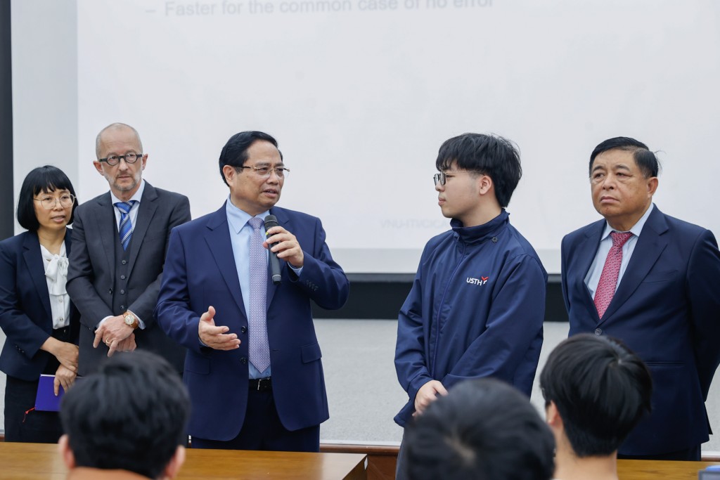 Thủ tướng thăm Đại học Công nghệ Hà Nội thuộc Viện Hàn lâm Khoa học Công nghệ Việt Nam - Ảnh: VGP/Nhật Bắc Thủ tướng thăm Đại học Công nghệ Hà Nội thuộc Viện Hàn lâm Khoa học Công nghệ Việt Nam - Ảnh: VGP/Nhật Bắc