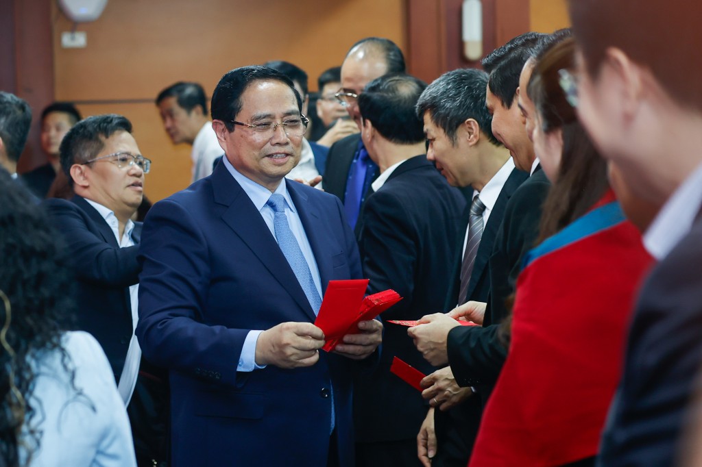 Thủ tướng mừng tuổi các đại biểu - Ảnh: VGP/Nhật Bắc Thủ tướng mừng tuổi các đại biểu - Ảnh: VGP/Nhật Bắc