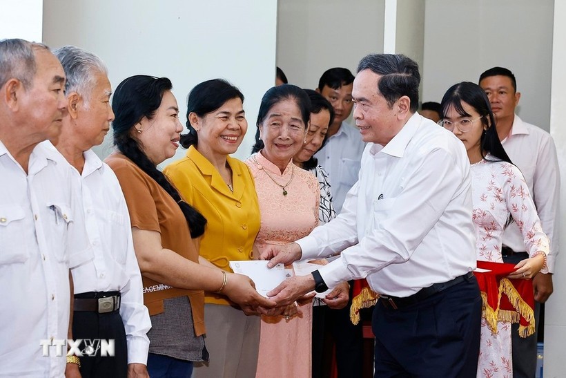 Chủ tịch Quốc hội Trần Thanh Mẫn đến thăm, chúc Tết và tặng quà cho các gia đình chính sách trên địa bàn phường Bình Thủy, thành phố Cần Thơ. (Ảnh: Doãn Tấn/TTXVN) Chủ tịch Quốc hội Trần Thanh Mẫn đến thăm, chúc Tết và tặng quà cho các gia đình chính sách trên địa bàn phường Bình Thủy, thành phố Cần Thơ. (Ảnh: Doãn Tấn/TTXVN)