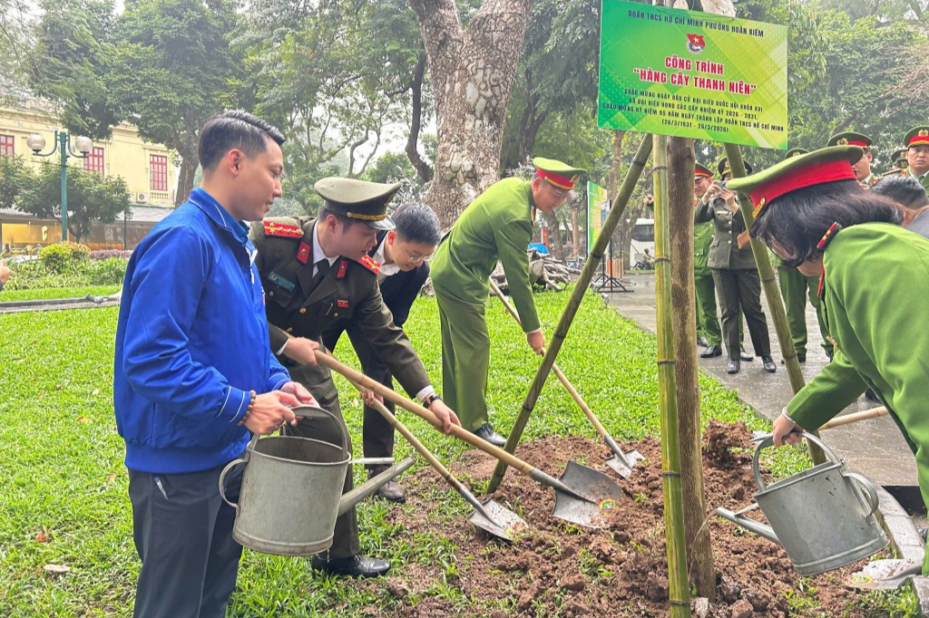 Các vị đại biểu cùng đoàn viên, thanh niên tham gia trồng cây xanh Các vị đại biểu cùng đoàn viên, thanh niên tham gia trồng cây xanh