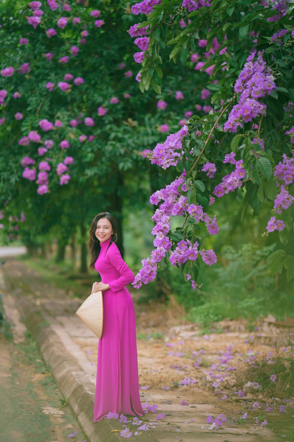 Những cây xanh mang bóng mát và màu hoa làm đẹp cho thành phố (Ảnh: Đông Trương)