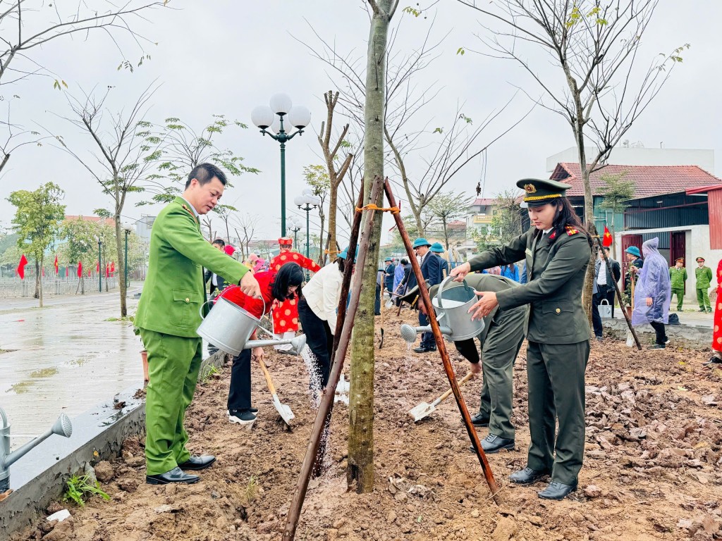 Cán bộ, lực lượng vũ trang tham gia trồng cây (Ảnh: Phương Xuyến)