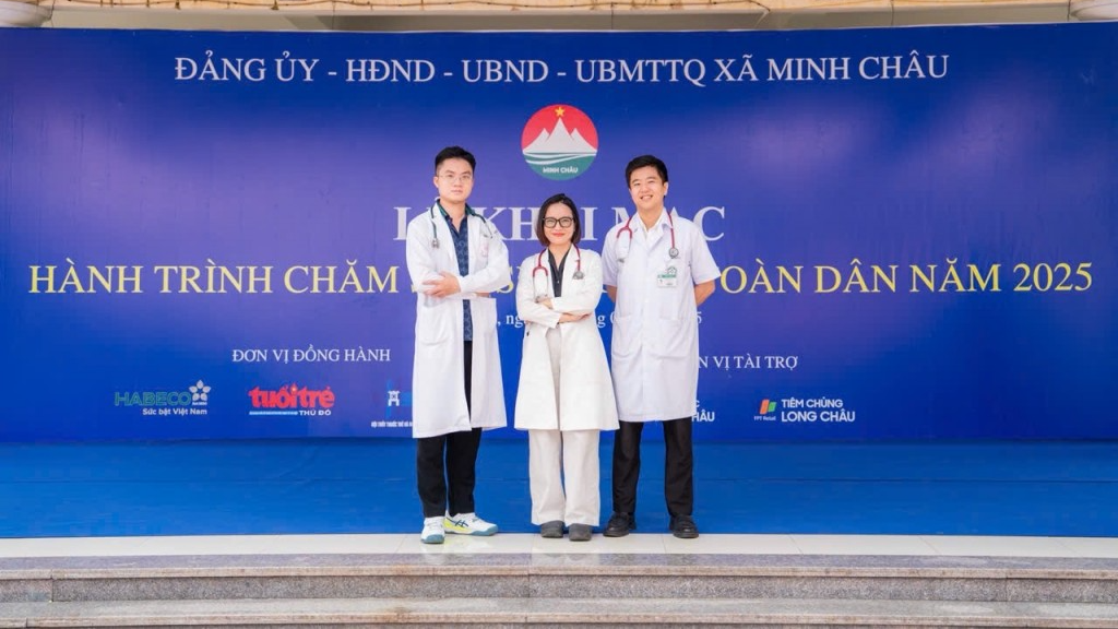 Bác sĩ Đỗ Doãn Bách (ngoài cùng bên phải) tham gia chương trình khám bệnh tình nguyện